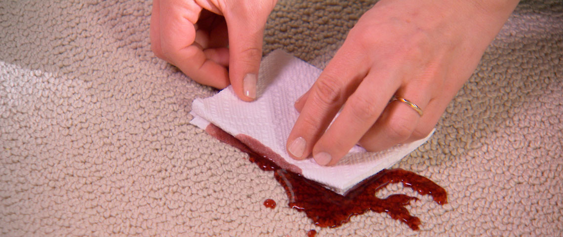Чем вывести пятно от крови с дивана